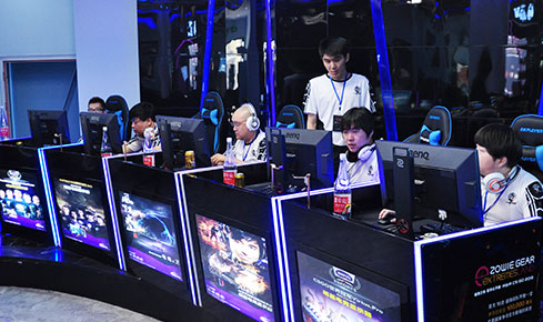 他的一举一 他的一举一